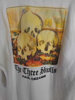 Sudadera blanca con estampado de calaveras