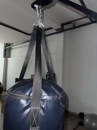 saco de boxeo con gancho, mitones y espinilleras