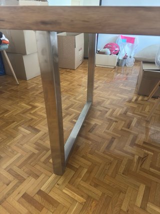 Mesa de comedor de madera maciza y metal