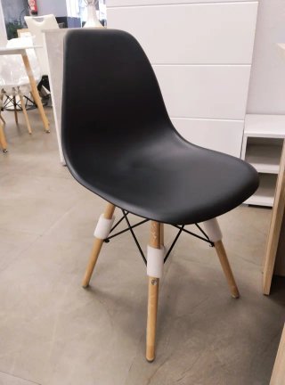 MESA COMEDOR ROBUSTA MIRA + 4 SILLA NEGRA ESENCIAL