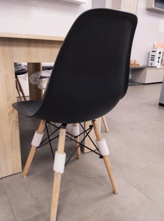 MESA COMEDOR ROBUSTA MIRA + 4 SILLA NEGRA ESENCIAL
