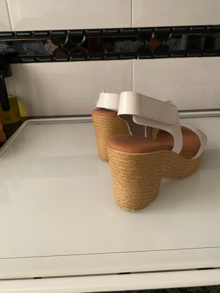 Sandalias piel blancas T.39 como nuevas de cuña.