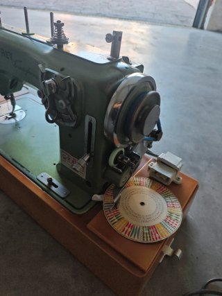 Máquina de coser REFREY Se vende tal cual está
