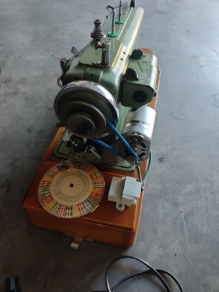 Máquina de coser REFREY Se vende tal cual está