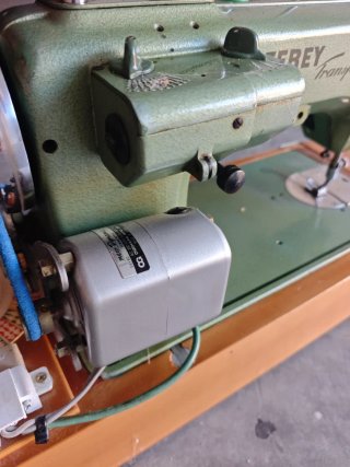 Máquina de coser REFREY Se vende tal cual está