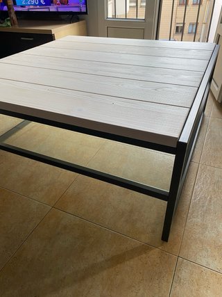 Mesa grande de madera blanca