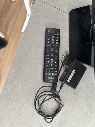 TV LG 22 con mando y conector