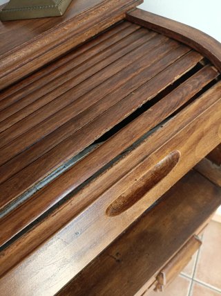 Escritorio antiguo de madera con persiana
