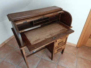 Escritorio antiguo de madera con persiana