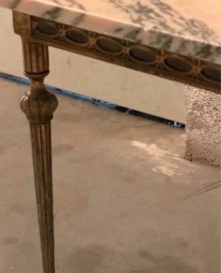Mesa de mármol con patas metálicas