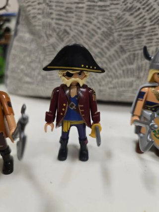 Lote 4 figuras Playmobil piratas y vikingo