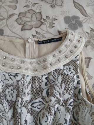 Vestido fiesta Zara beige y blanco