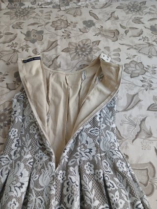 Vestido fiesta Zara beige y blanco