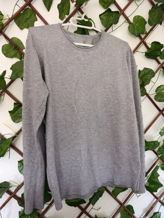 Jersey gris con encaje y pedrería