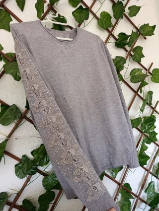 Jersey gris con encaje y pedrería