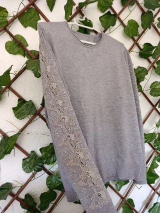 Jersey gris con encaje y pedrería