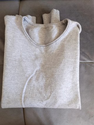 Jersey gris con encaje y pedrería