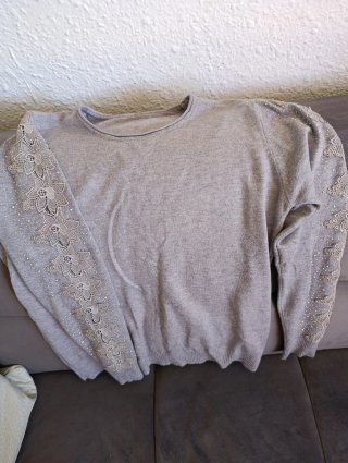 Jersey gris con encaje y pedrería