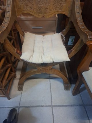 Silla de madera tallada con cojín