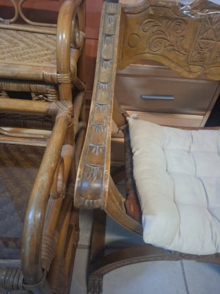Silla de madera tallada con cojín