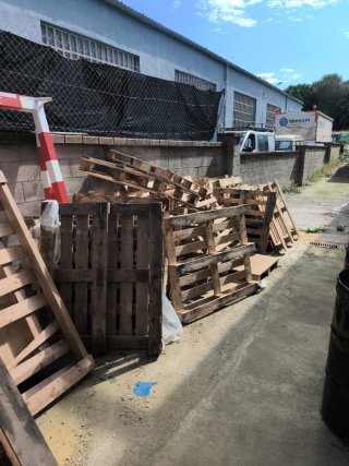 Palets de madera y plástico