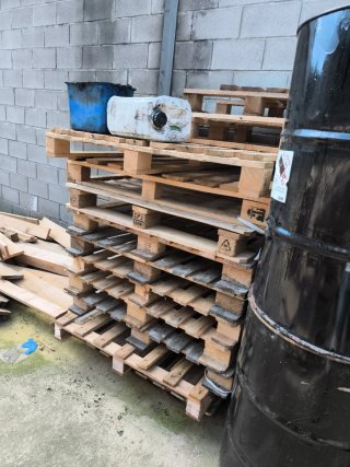 Palets de madera y plástico