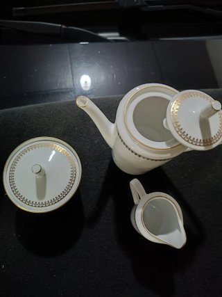 Teiera in porcellana vintage con dettagli oro