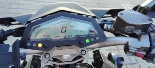 Moto Naked Negra y amarilla