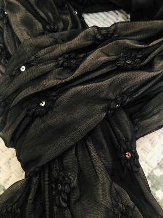 Pañuelo negro con pedrería