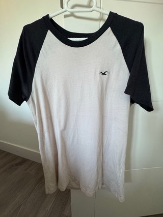 Camiseta Hollister gris y blanca