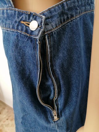 Salopette gonna in denim blu.