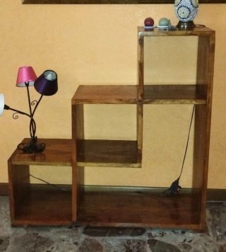 Mobile in legno marrone e viola