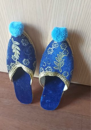 Zapatillas babuchas azules con pompones