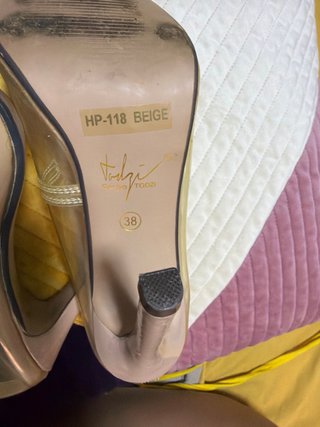 Zapatos de tacón transparentes