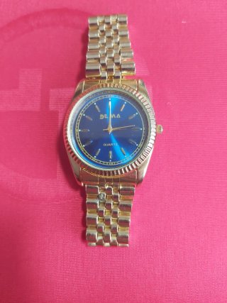 Reloj DEMA de cuarzo funcionando