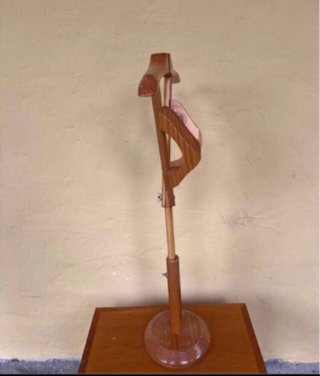 Expositor de ropa de madera
