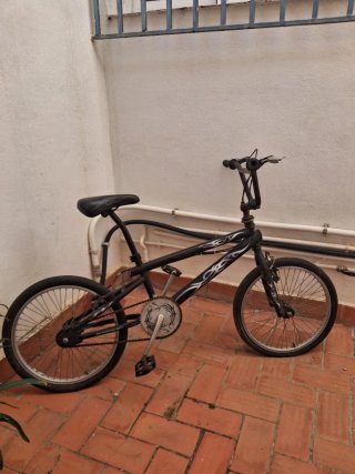 Bicicleta BMX negra