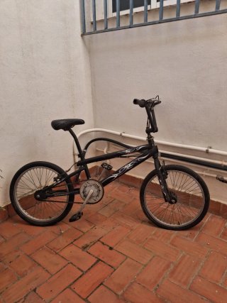 Bicicleta BMX negra