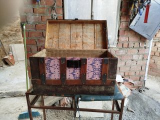 Baúl antiguo madera y metal