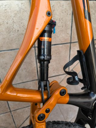 Bicicleta de Montaña BH doble suspensión carbono.
