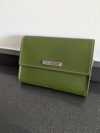 Pastillero de cuero verde