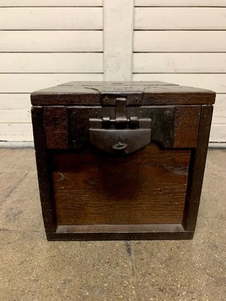 Cofre muy antiguo de madera y metal.
