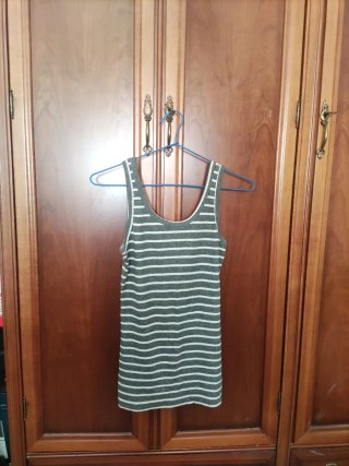 Blusa de tirantes a rayas grises y blancas