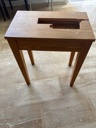 Mesa de madera para máquina de coser