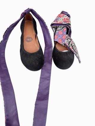 Ballerine Ras camoscio nero con laccetti viola