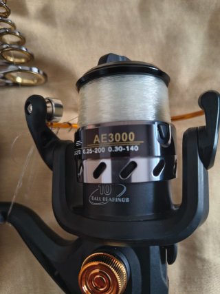 Caña de pesca con carrete y accesorios