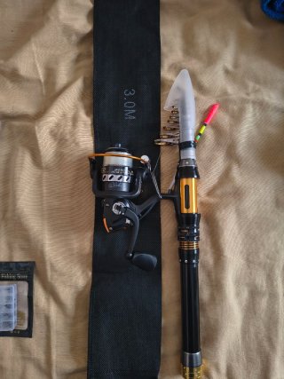 Caña de pesca con carrete y accesorios