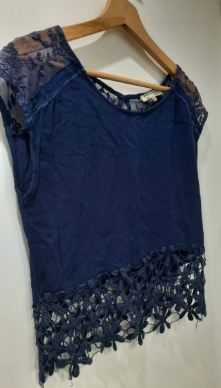 Blusa azul con encaje floral