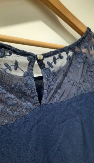 Blusa azul con encaje floral
