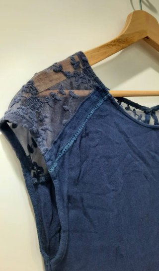 Blusa azul con encaje floral
